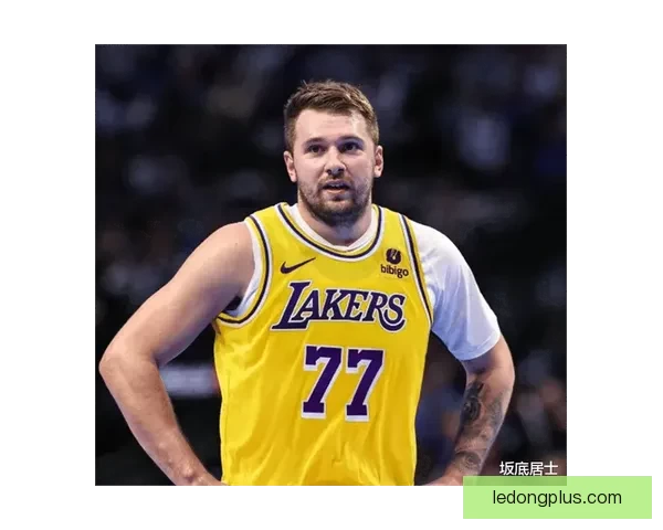 里夫斯谈客场之旅东契奇表现亮眼 布朗尼每天进步不走捷径